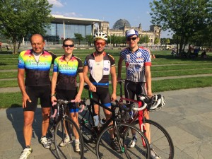 Erwin, Birgit, Clemens und Thomas vor dem Reichstag